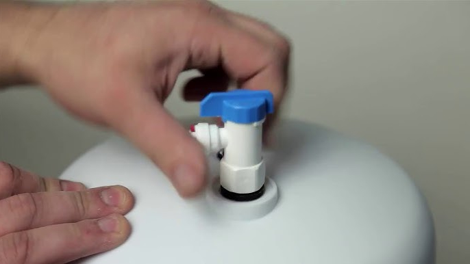 установка крана накопительного бака.jpg